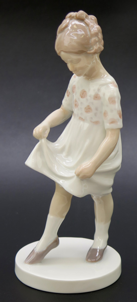 Ahlmann, Michaela för B&G, figurin, porslin, ”Good toes - bad toes”, modellnummer 1794, design 1915, polykrom underglasyrdekor, h 20 cm_31010a_lg.jpeg