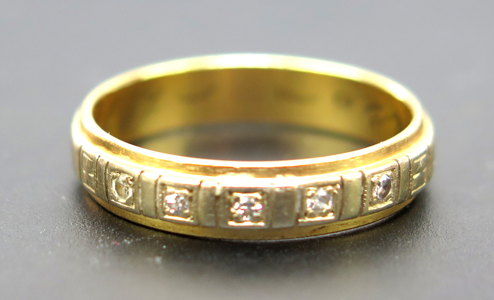 Ring, 18 karat rödguld med 5 åttkantslipade diamanter, vikt 4,4 gram_31060a_lg.jpeg