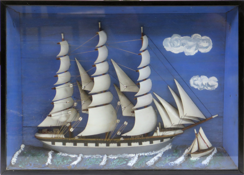 Diorama, skuret och bemålat trä, sekelskiftet 1900, segelfartyg med lotsbåt, i gammal nätlåda, inglasad, 43 x 59 cm_31183a_lg.jpeg