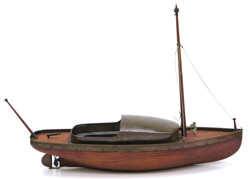 Båtmodell, mekanisk, skuret trä och delvis förtent mässing, 1900-talets början, urverksmotor, total l 40 cm_31189a_lg.jpeg