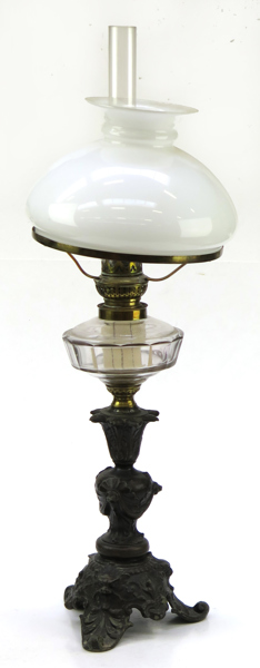 Bordsfotogenlampa, metall och glas, sekelskiftet 1900, höjd inklusive sotrör 62 cm_31206a_lg.jpeg