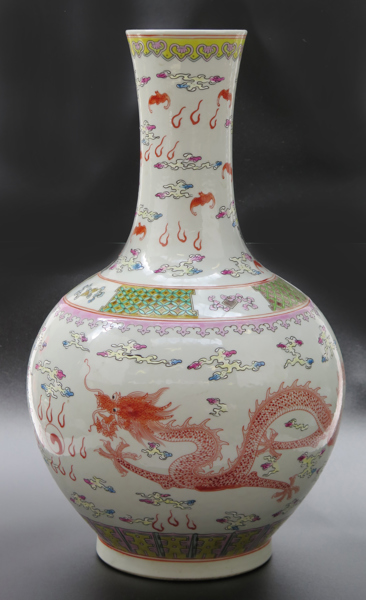 Golvvas, porslin, Kina, 1900-tal, dekor av himmelsdrakar, den Heliga Pärlan mm i famille-ros-färger, botten med Qinalongs sexkaraktärsmärke i rött, h 45 cm_31264a_lg.jpeg