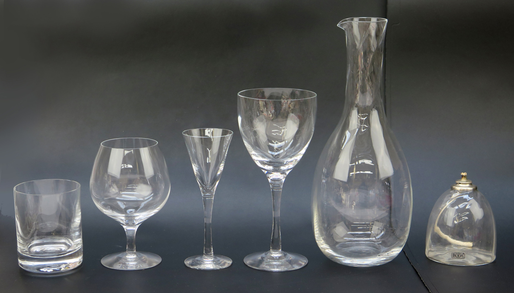 Vallien, Bertil för Kosta Boda, snaps, whiskey, cognac, vin - glas, ca 35 st, 'Chateau', design 1981, höjd  11-19 cm. Karaff, höjd 28 cm samt ljuslykta