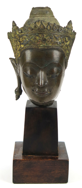 Skulpturfragment, brons, Buddhahuvud, cire-perdueteknik, antagligen Khmer 1400-tal (?), h 15 cm, skador