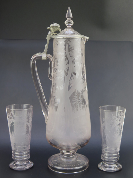 Jaktkanna samt 2 bägare, slipat glas, Tyskland, sekelskiftet 1900, slipad jaktdekor, kannans höjd 43 cm