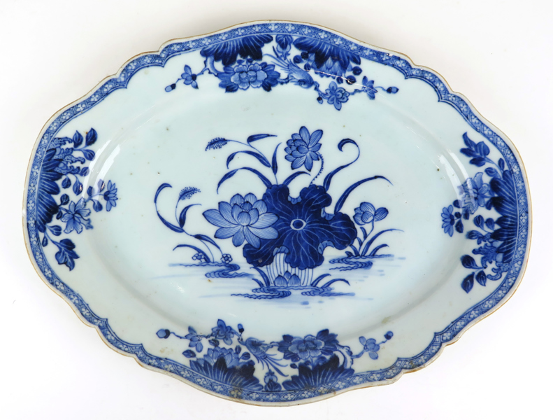 Fat, porslin, Kina Qianlong (1736-95), blå underglasyrdekor av blommor mm, l 32 cm