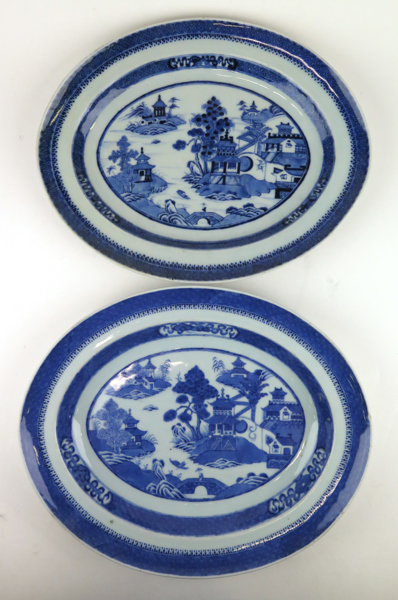 Stekfat, 2 st, snarlika, porslin, Kina, Jiaqing (1796-1820), blå underglasyrdekor av flodlandskap, ovala, l cirka 37 cm