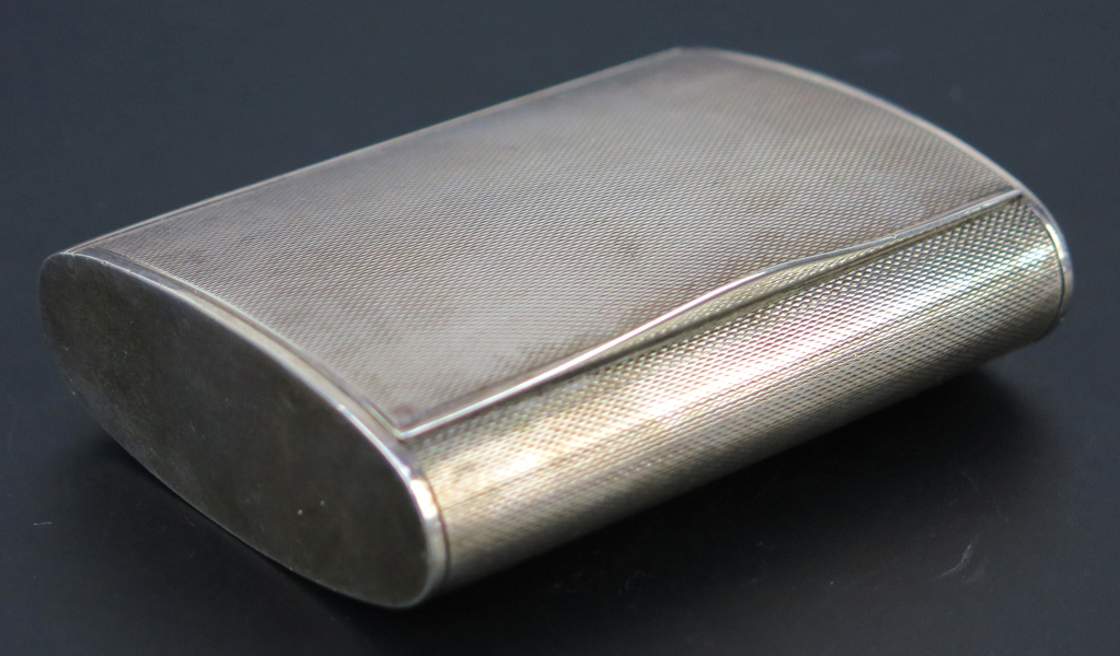 Cigarettetui, silver, 1940-tal, rutmönstrad dekor, l 7,5 cm, ostämplad, vikt 110 gram, invändig gåvogravyr