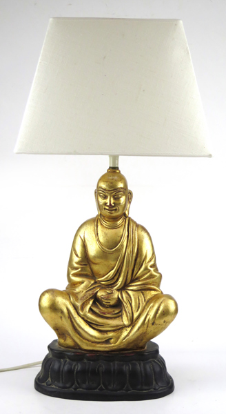 Bordslampa, förgylld, 1900-talets 2 hälft, dekor av sittande Buddha, höjd inklusive skärm 59 cm