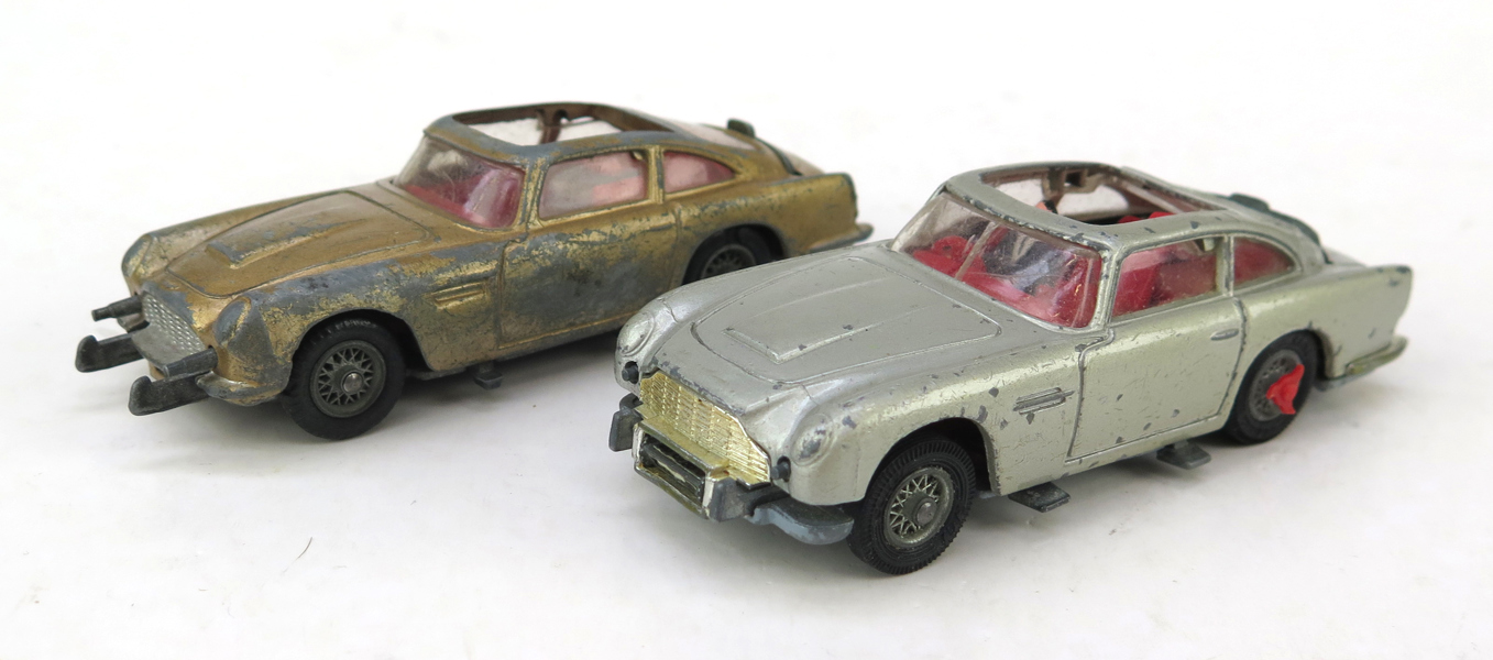 Leksaksbilar, 2 st, Corgi toys, James Bond Aston Martin DB5, 1965, slitage, ej kompletta