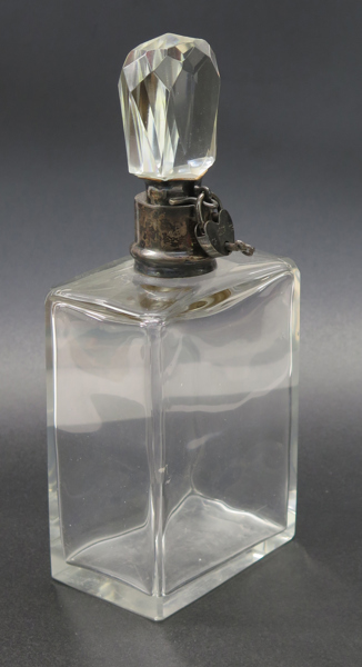 Dekanteringsflaska/tantalus, glas med beslag i sterlingsilver, England, 1900-talets 1 hälft, svenska importrtämplar, total h 27 cm