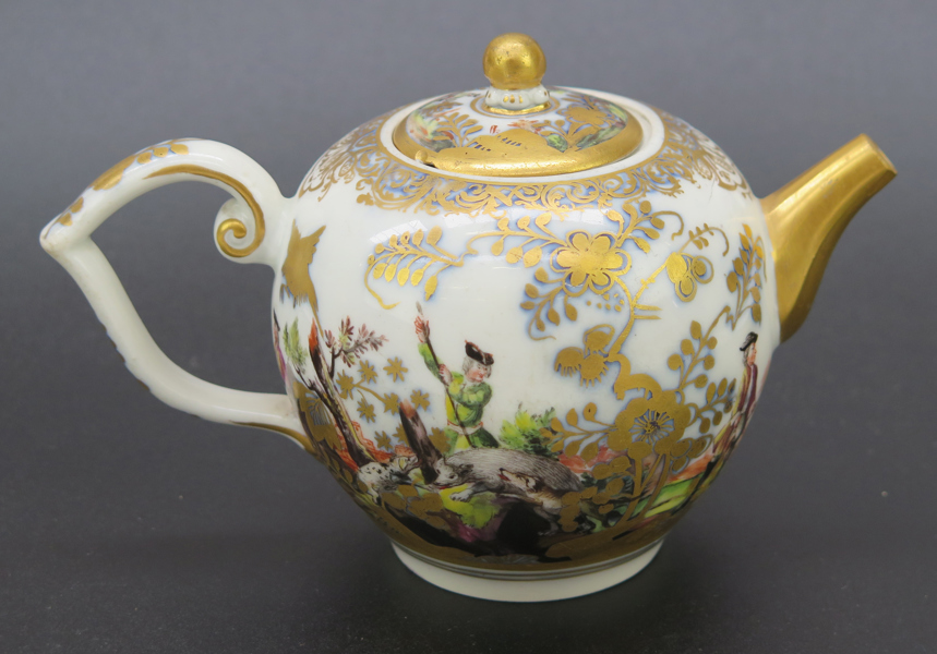 Thekanna, porslin, Meissen, 1763-73, polykrom och förgylld dekor av vildsvinsjakt, l 16 cm, lock med nagg