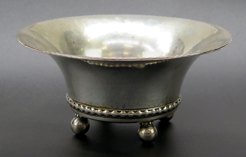 Skål, på 4 kulfötter, silver, kulhamrad, stämplad Karl Andersson Stockholm 1923, dia 22 cm, vikt 410 gram