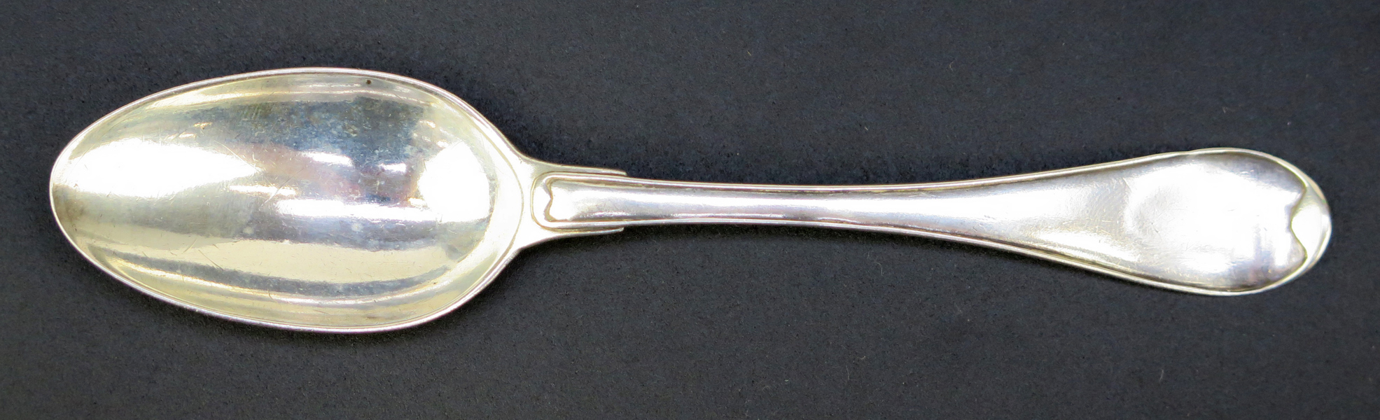 Dessertsked, silver, svensk rund, stämplad vapensköld för adliga ätten Schmidt nr 1238, otydliga mästarstämplar Stockholm 1792, l 17,5 cm, ätten Schmidt utslocknade 28/1 1767 (sic!)