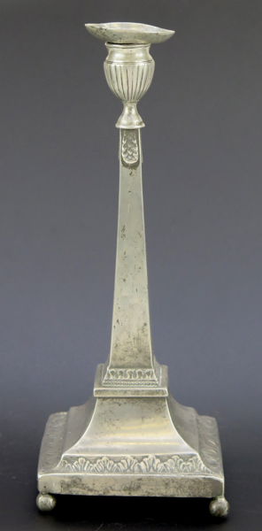 Ljusstake, tenn, sengustaviansk, kvadratisk med stiliserad akantusdekor, stämplad Petter Höijer, Örebro, verksam 1796-1819/20, signerad med skrivstil i formen, höjd 31,5 cm. skador