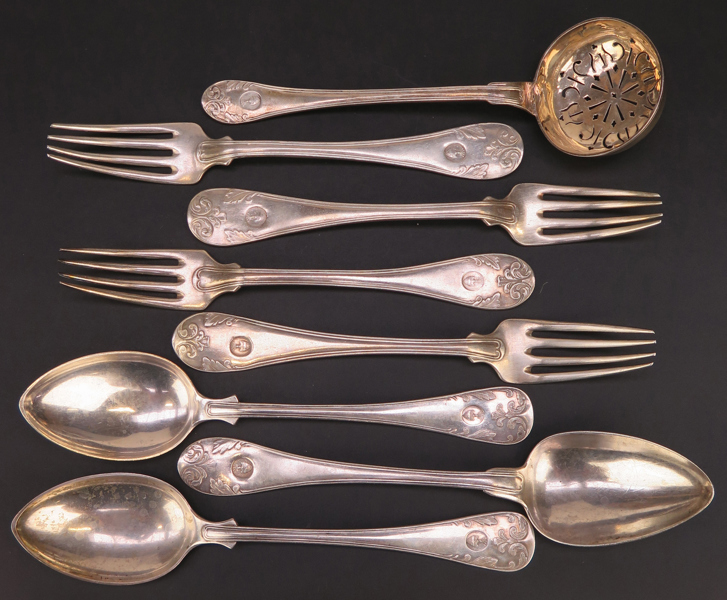 Matbestick, silver, gammalfransk modell, 18-1900-tal, total vikt 545 gram, med familjen Mallings stämplade vapensköld, angående denna se utrop 753