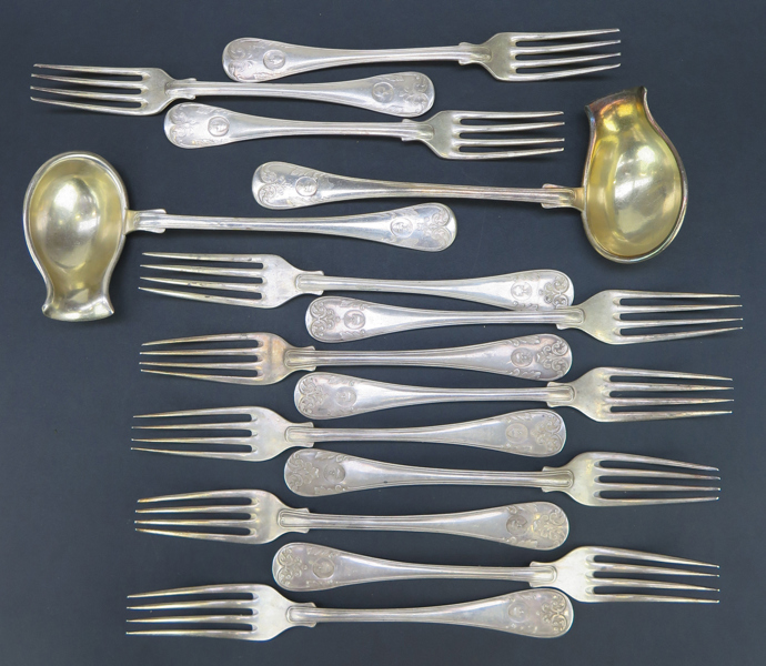 Dessertgafflar mm, gammalfransk modell, 1900-tal, silver, total vikt 325 gram, medföljer några bestick nysilver, med familjen Mallings stämplade vapensköld, angående denna se utrop 753