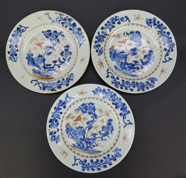 Tallrikar, 3 st, porslin, Kina, Qianlong (1735-96), dekor av fåglar mm, dia 23 cm, 1 lagad, smärre nagg