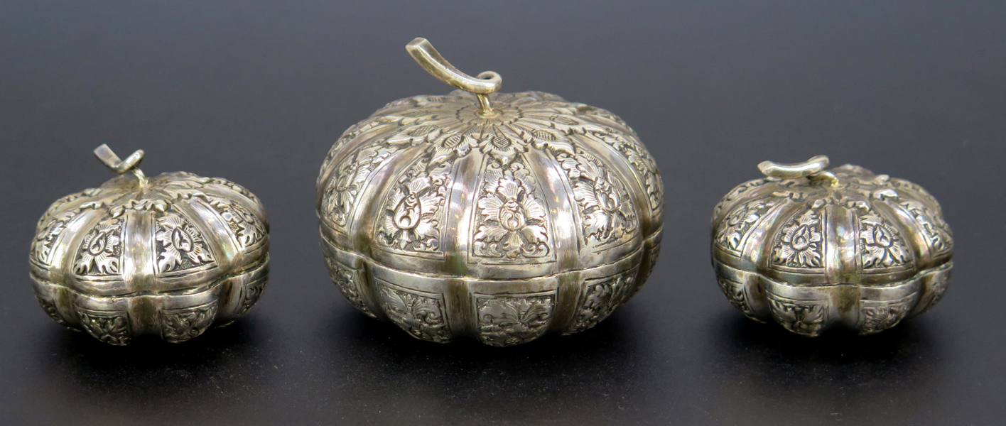 Dosor, 3 st, silver, möjligen Hong Kong, sekelskiftet 1900, pumpaformade, dia 5 respektive 7 cm, total vikt 100 gram