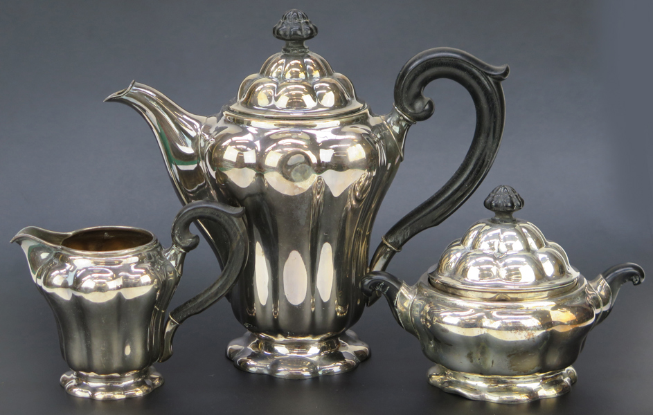 Kaffeservis, silver med svärtade trädetaljer, 3 delar, 1920-tal, organisk form, svenska importstämplar, höjd 12 - 22 cm, total vikt 1220 gram, 