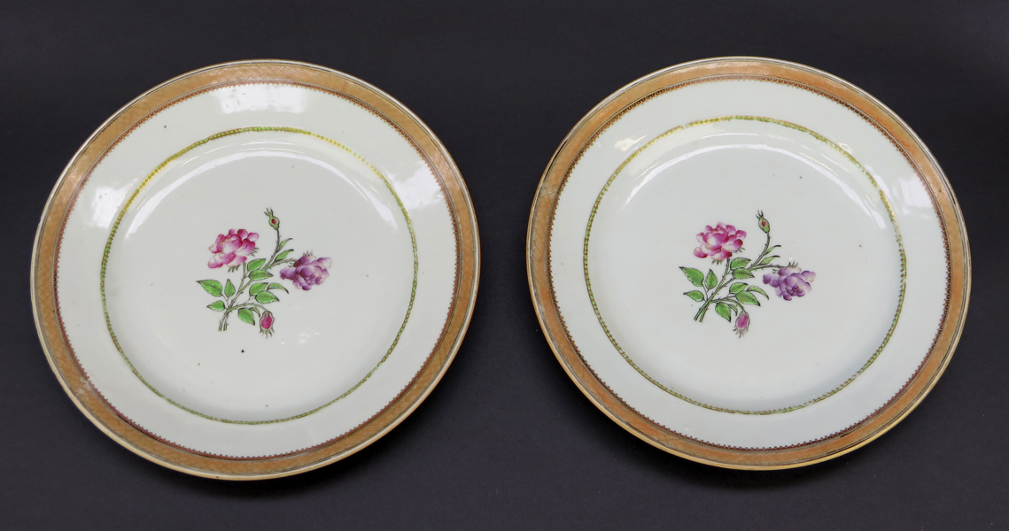 Tallrikar, 1 par, porslin, Kina, Jiaqing (1796-1820), polykrom och förgylld dekor av blommor mm, dia 23 cm