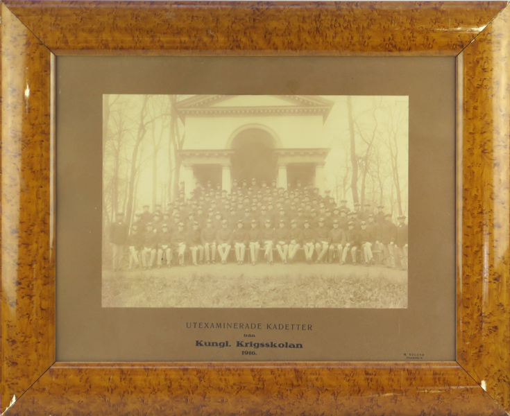Gruppfotografi, Utexaminerade Kadetter från Kungl Krigsskolan 1916, mått inklusive samtida ram 52 x 64 cm_32266a_8dbbaa7938dd02c_lg.jpeg