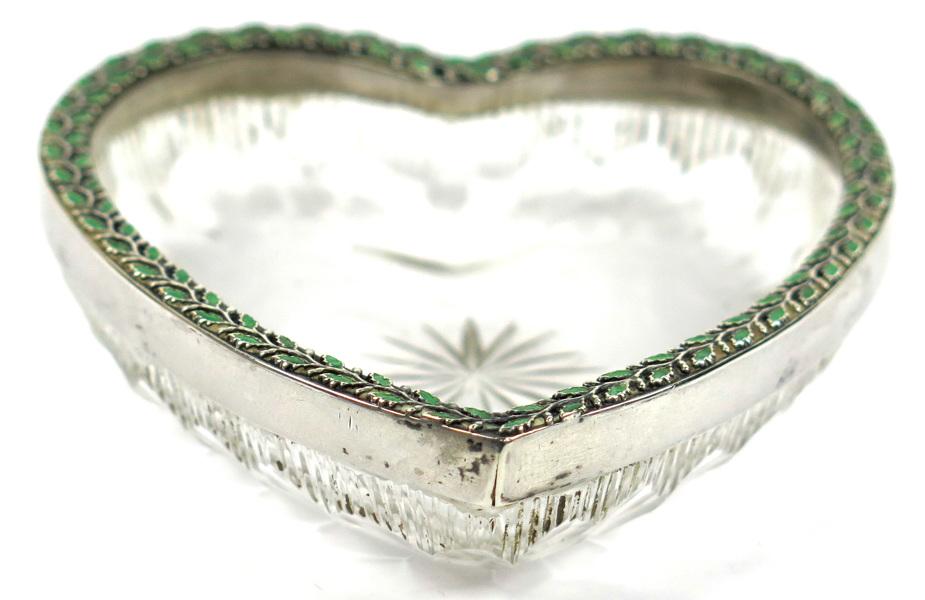 Nipperfat, glas med silvermontage, Ryssland, 1800-talets 2 hälft, hjärtformat med dekor av blad i grön emalj, _3227a_8d8691a9dfb7995_lg.jpeg