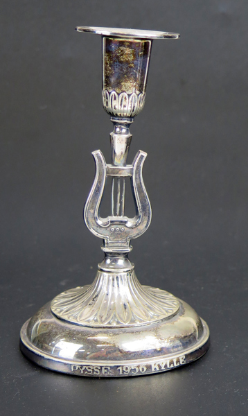 Ljusstake, silver, empirestil, 1900-talets mitt, lyrformad, stämplad Ceson Göteborg 1956, h 15 cm, fylld