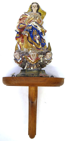 Skulptur, skuret, bemålat och förgyllt trä, 1700-tal. Madonnan och serafer på månskära, h 21 cm,senare träsockel, slitage