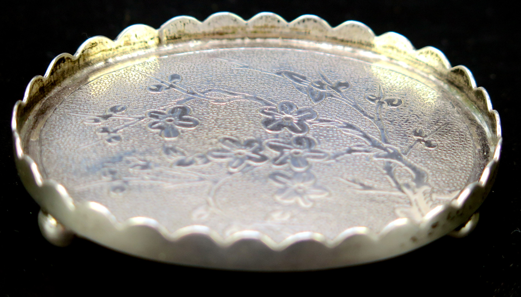 Salver på tre kulfötter, silver, Wang Hing, Hongkong, sekelskiftet 1900, graverad dekor av körsbärsblom, stämplad, l 65 mm_32443a_lg.jpeg