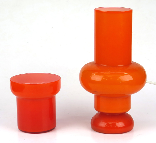 Okänd(a?) designer(s?), 1960-70-tal, vas samt bordslampa, glas, dekor i orange överfång, h 11 respektive 26 cm_32446a_8dbc98133d9a037_lg.jpeg