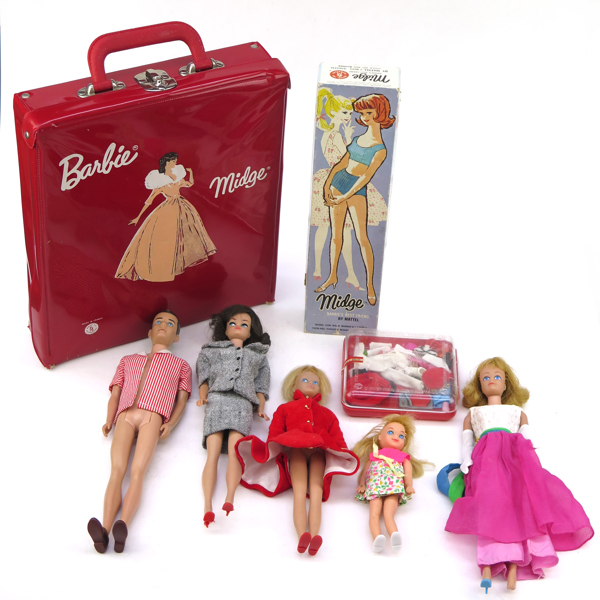 Parti Barbie; 2 Midge 1962, Tutti, Skipper (lugg något klippt) samt Ken 1960 (USA), medföljer graderob, kläder, accessoarer mm