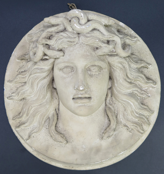 Stuckaturmodell, gips, sekelskiftet 1900, Gorgon (Medusa?), otydlig signatur, dia 35 cm, smärre nagg