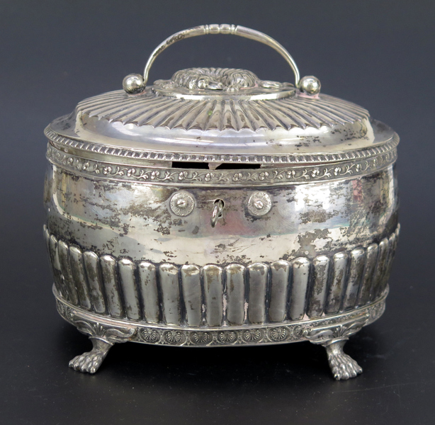 Sockerskrin, silver, empire, 1800-talets 1 hälft, oval med godronnerad dekor på 4 lejontassar, lock med dekor av vilande hund, stämplad Jonas Lindberg Stockholm 1825, l 17 cm, vikt 705 gram