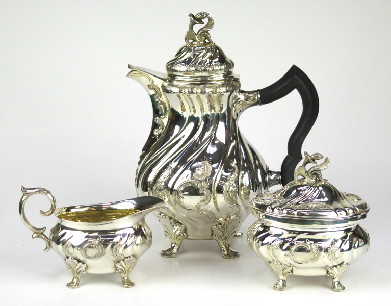 Kaffeservis, 3 delar, silver, rokokostil, 1900-tal, stämplade C G Hallberg Stockholm, kaffekanna med svärtat trähandtag, denna h 28 cm, total vikt cirka 1300 gram