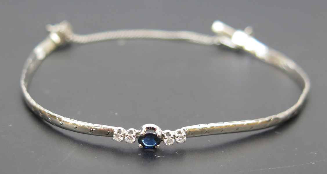 Armband, 18 karat vitguld med diamanter, facettslipad safir samt 4 briljantslipade diamanter, l cirka 18 cm, vikt 7 gram