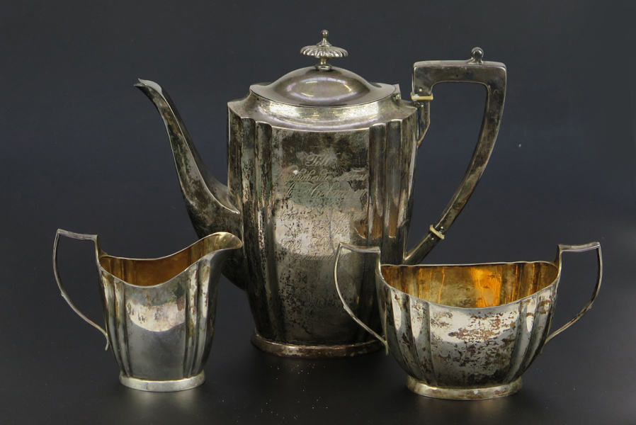 Kaffeservis, 3 delar, silver, stämplad Markströms Uppsala 1919, kaffekanna h 21 cm, total vikt 815 gram, gåvogravyr