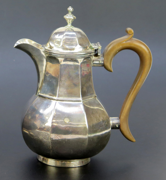 Mocca(vatten?)kanna, silver med trähandtag, stämplad S Blanckensee & Sons Birmingham 1917, h 18 cm, vikt 320 gram