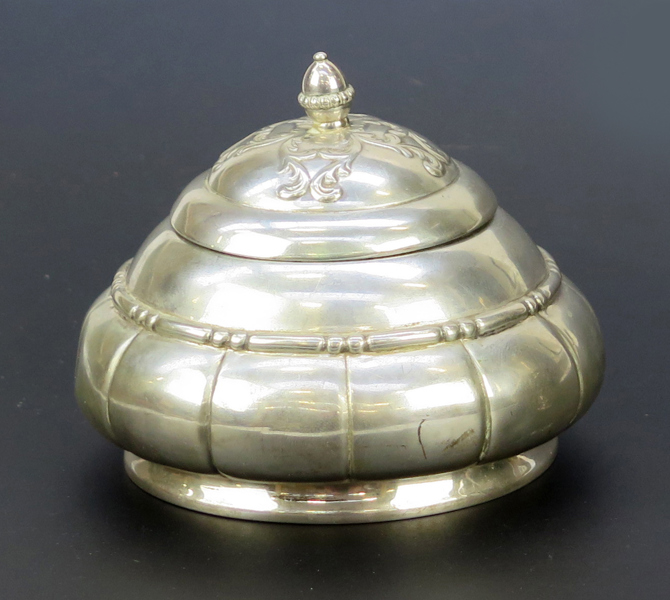 Lockask, silver 1910-20-tal, stiliserad blomdekor, svensk importstämpel, dia 11 cm, vikt 145 gram