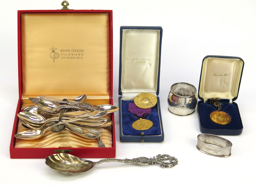 Parti silver; skedar, medaljer mm, total vikt cirka 350 gram