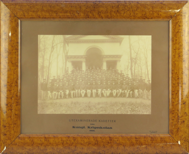 Gruppfotografi, Utexaminerade Kadetter från Kungl Krigsskolan 1916, mått inklusive samtida ram 52 x 64 cm