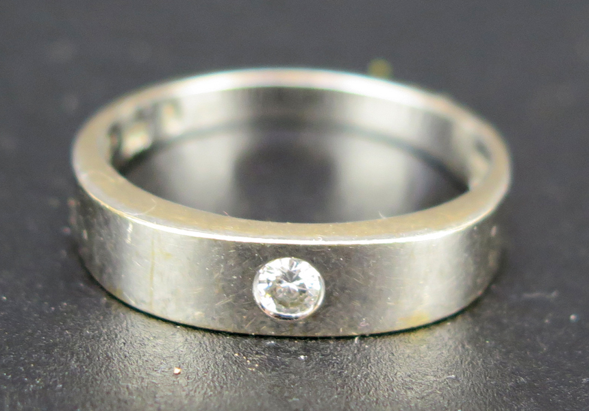 Ring, 18 karat vitguld med en briljantslipad diamant om cirka 0,1 carat, innerdiameter 17 mm, total vikt 4,0 gram