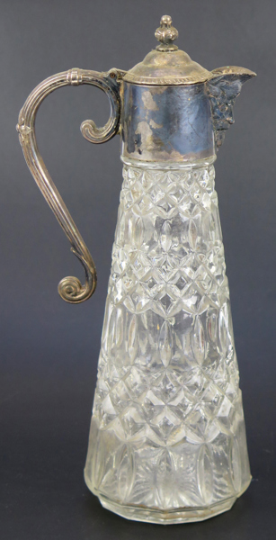 Starkvinskanna, glas och nysilver, 1900-talets 1 hälft, dekor av maskaron, höjd 28 cm