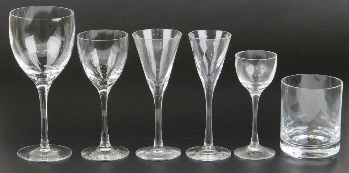 Vallien, Bertil för Kosta Boda, glasservis ca 49 delar, 'Chateau', design 1981, bland annat 13 vinglas h 18 cm