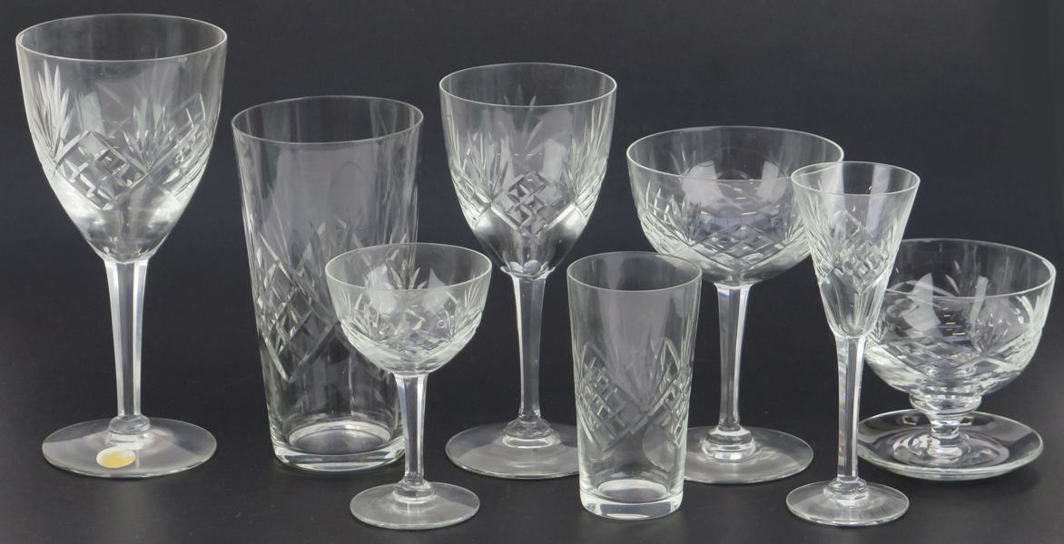 Glasservis, cirka 85 delar, handslipad dekor, bland annat 12 rödvins-, 9 vitvins- och 8 champagneglas, märkta Glas-Dekor handslipade serviser