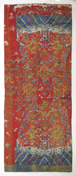 Broderi siden, Kina, Qing 1800-tal, dekor av himmelsdrake mm, monterat som draperi, 235 x 94 cm, smärre skador