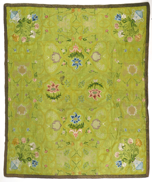 Broderi/överkast, siden, 1700-tal, polykrom dekor av blommor mot grön fond, senare kantad med silvertråd till flygelduk, 155 x 140 cm