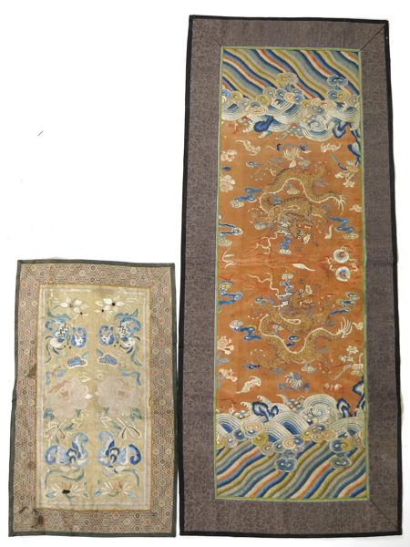 Broderier 2 st siden, Kina, Qing 1800-tal, dekor av himmelsdrakar respektive  blommor, 100 x 40 respektive 50 x 30 cm