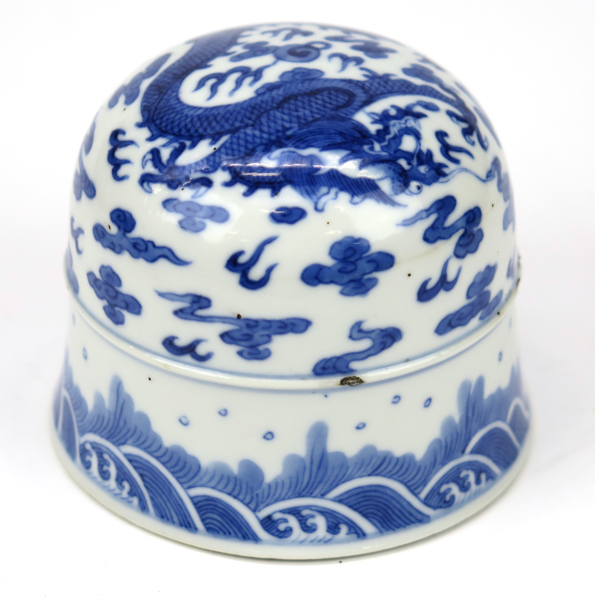 Lock med (senare?) underfat, porslin, porslin, Kina, Qing, antagligen Kangxi (1662-1722), blå underglasyrdekor av drake mm, locket dia 8 cm_33398a_8dbe8301303ef24_lg.jpeg