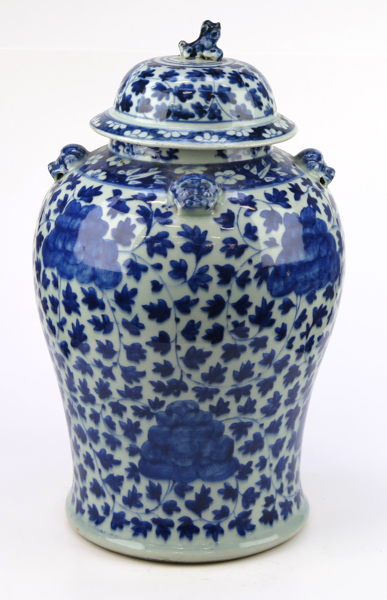 Lockurna porslin Kina Qianlong (1736-95), blå underglasyrdekor av piover mm, hänkelfästen och lockknopp i form av Fo-hundar, höjd 44 cm, lockknopp med lagning_33424a_8dbe0561e7f37aa_lg.jpeg